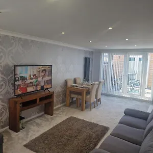 Stylish & Modern 2 Bed House With Free Parking Apartment